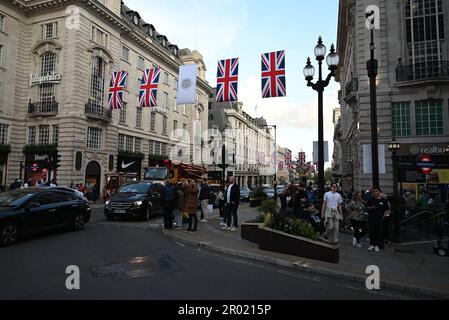 Alla vigilia dell'incoronazione dei Re il West End era ricco di ristoranti a Soho Chinatown Full Union Jack drappeggiato in tutto il West End Londra era piena di visitatori da tutto il mondo che è venuto a dare un'occhiata al Re e testimoniare la processione ... Foto Stock