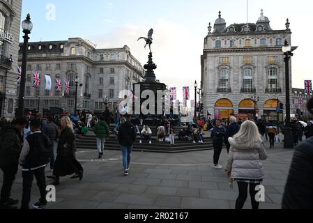 Alla vigilia dell'incoronazione dei Re il West End era ricco di ristoranti a Soho Chinatown Full Union Jack drappeggiato in tutto il West End Londra era piena di visitatori da tutto il mondo che è venuto a dare un'occhiata al Re e testimoniare la processione ... Foto Stock