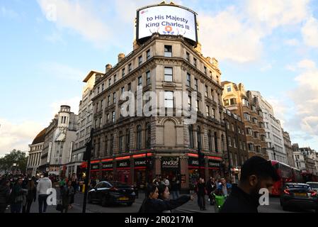 Alla vigilia dell'incoronazione dei Re il West End era ricco di ristoranti a Soho Chinatown Full Union Jack drappeggiato in tutto il West End Londra era piena di visitatori da tutto il mondo che è venuto a dare un'occhiata al Re e testimoniare la processione ... Foto Stock
