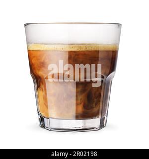 Caffè con latte in un vetro trasparente sfaccettato isolato su sfondo bianco. Foto Stock
