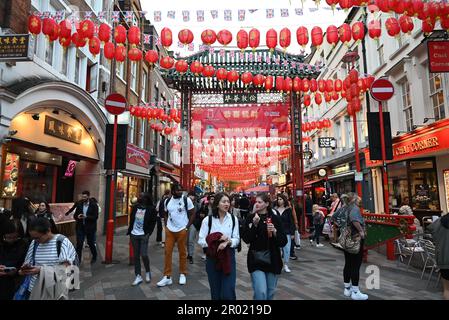 Alla vigilia dell'incoronazione dei Re il West End era ricco di ristoranti a Soho Chinatown Full Union Jack drappeggiato in tutto il West End Londra era piena di visitatori da tutto il mondo che è venuto a dare un'occhiata al Re e testimoniare la processione ... Foto Stock
