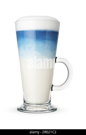 Tè blu latte matta nella tazza di vetro isolato su sfondo bianco. Foto Stock