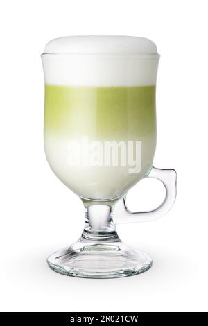 Tè verde latte Matte nella tazza di vetro isolato su sfondo bianco. Foto Stock