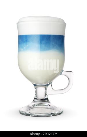 Tè di piselli blu a farfalla con latte nella tazza di vetro isolato su sfondo bianco. Foto Stock
