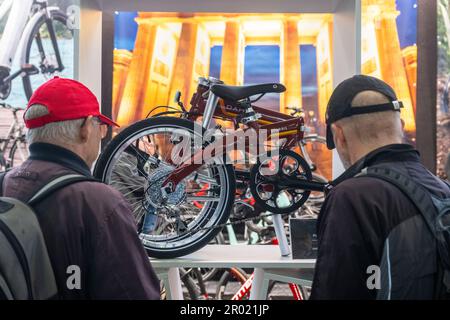 Berlino, Germania. 06th maggio, 2023. Una bicicletta pieghevole è esposta alla fiera della bicicletta "VeloBerlin - The Bicycle Festival". Credit: Christophe Gateau/dpa/Alamy Live News Foto Stock