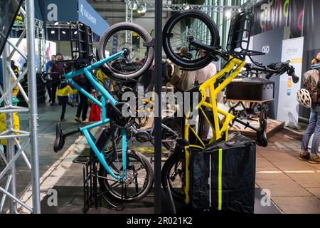 Berlino, Germania. 06th maggio, 2023. Alla fiera della bicicletta 'VeloBerlin - il Festival della bicicletta' sono esposte biciclette da carico con azionamento elettrico. Credit: Christophe Gateau/dpa/Alamy Live News Foto Stock