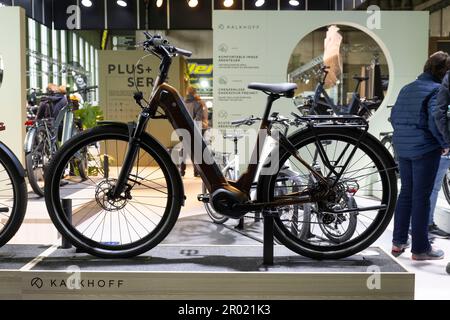 Berlino, Germania. 06th maggio, 2023. Una e-bike è esposta alla fiera della bicicletta "VeloBerlin - The Bicycle Festival". Credit: Christophe Gateau/dpa/Alamy Live News Foto Stock