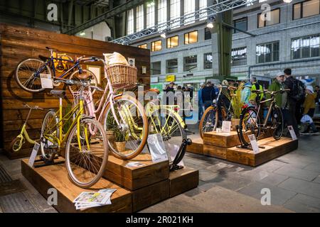 Berlino, Germania. 06th maggio, 2023. Le biciclette sono esposte alla fiera delle biciclette "VeloBerlin - The Bicycle Festival". Credit: Christophe Gateau/dpa/Alamy Live News Foto Stock