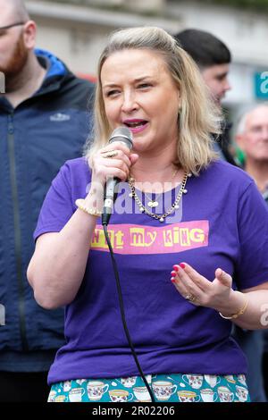 Cardiff, Galles, Regno Unito – Sabato 6th maggio 2023 – Bethan Sayed parla ai manifestanti monarchici e pro-repubblicani che protestano nel centro di Cardiff poco dopo l'incoronazione di Re Carlo III a Londra. Foto Steven Maggio / Alamy Live News Foto Stock