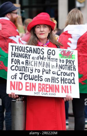 Cardiff, Galles, Regno Unito – Sabato 6th maggio 2023 – manifestanti monarchici e pro-repubblicani che protestano nel centro di Cardiff poco dopo l'incoronazione di Re Carlo III a Londra. Foto Steven Maggio / Alamy Live News Foto Stock