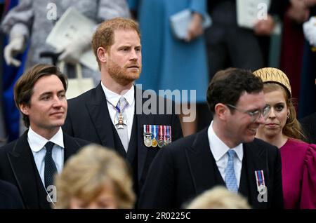 (Da sinistra a destra) Edoardo Mapelli Mozzi, il Duca di Sussex, Jack Brooksbank e la Principessa Beatrice partono da Westminster Abbey, Londra, seguendo l'incoronazione di Re Carlo III e della Regina Camilla. Data immagine: Sabato 6 maggio 2023. Foto Stock