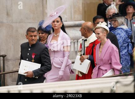 Katy Perry (al centro) lascia l'Abbazia di Westminster dopo la cerimonia di incoronazione del re Carlo III e della regina Camilla nel centro di Londra. Data immagine: Sabato 6 maggio 2023. Foto Stock