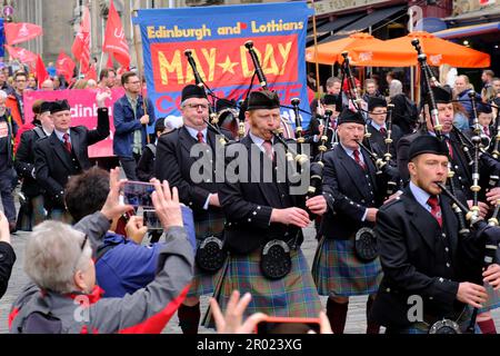 Edimburgo, Scozia, Regno Unito. 6th maggio 2023. L'annuale Edinburgo e Lothians il giorno di Maggio marzo, iniziando da Johnston Terrace in vista del castello di Edinburgo e poi marciando lungo il Royal Mile per la Pleasance, dove ci sono un rally, musica e bancarelle. Marzo guidato dalla Stockbridge Pipe Band. Celebrazione della giornata internazionale dei lavoratori. La marcia sul Royal Mile. Credit: Craig Brown/Alamy Live News Foto Stock