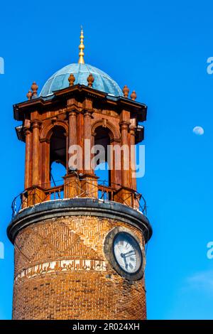 Torre dell'Orologio del Castello di Erzurum con tradizionale architettura piastrellata rossa. Foto Stock