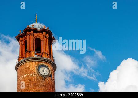 Torre dell'Orologio del Castello di Erzurum con tradizionale architettura piastrellata rossa. Spazio copia Foto Stock