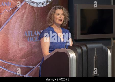 5 maggio 2023, New York, New York, Stati Uniti: (NUOVO) sua Maestà's Console Generale di New York Emma Wade-Smith illumina l'Empire state Building in Celebration of the Coronation. 05 maggio 2023, New York, New York, USA: Sua Maestà'Console Generale di New York, Emma Wade-Smith parla alla cerimonia dell'illuminazione dell'Empire state Building in occasione dell'incoronazione di sua Maestà il Re Carlo III all'Empire state Building il 05 maggio 2023 a New York City. (Credit Image: © M10S/TheNEWS2 via ZUMA Press Wire) SOLO PER USO EDITORIALE! Non per USO commerciale! Foto Stock