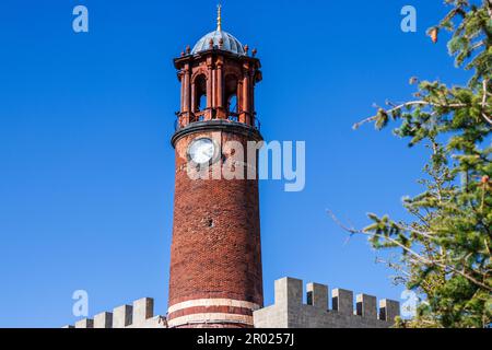 Torre dell'Orologio del Castello di Erzurum con tradizionale architettura piastrellata rossa. Spazio copia Foto Stock
