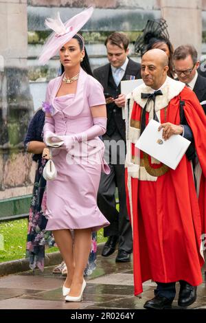 Katy Perry lascia l'Abbazia di Westminster dopo la cerimonia di incoronazione del re Carlo III e della regina Camilla nel centro di Londra. Data immagine: Sabato 6 maggio 2023. Foto Stock