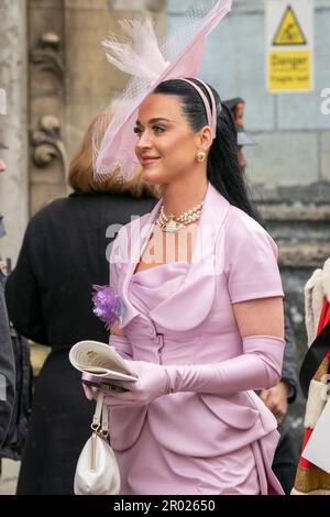 Katy Perry lascia l'Abbazia di Westminster dopo la cerimonia di incoronazione del re Carlo III e della regina Camilla nel centro di Londra. Data immagine: Sabato 6 maggio 2023. Foto Stock