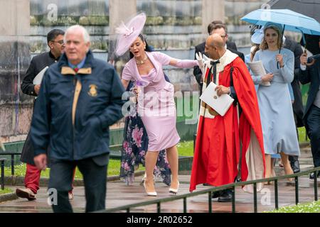 Katy Perry lascia l'Abbazia di Westminster dopo la cerimonia di incoronazione del re Carlo III e della regina Camilla nel centro di Londra. Data immagine: Sabato 6 maggio 2023. Foto Stock