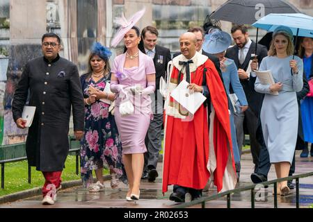 Katy Perry lascia l'Abbazia di Westminster dopo la cerimonia di incoronazione del re Carlo III e della regina Camilla nel centro di Londra. Data immagine: Sabato 6 maggio 2023. Foto Stock