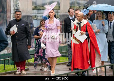 Katy Perry lascia l'Abbazia di Westminster dopo la cerimonia di incoronazione del re Carlo III e della regina Camilla nel centro di Londra. Data immagine: Sabato 6 maggio 2023. Foto Stock