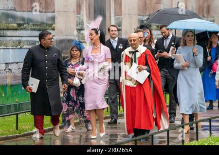 Katy Perry lascia l'Abbazia di Westminster dopo la cerimonia di incoronazione del re Carlo III e della regina Camilla nel centro di Londra. Data immagine: Sabato 6 maggio 2023. Foto Stock