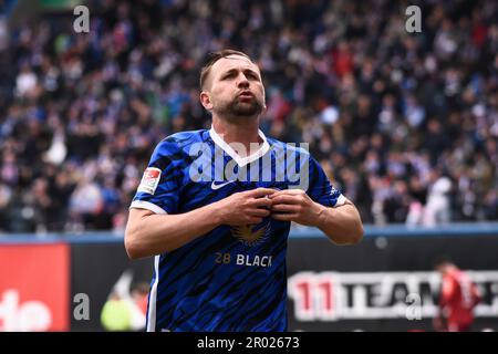 Rostock, Germania. 06th maggio, 2023. Calcio: 2nd Bundesliga, Hansa Rostock - Jahn Regensburg, giorno 31, Ostseestadion. John Verhoek di Rostock festeggia dopo aver segnato il gol 2:0. Credit: Gregor Fischer/dpa - NOTA IMPORTANTE: In conformità ai requisiti della DFL Deutsche Fußball Liga e del DFB Deutscher Fußball-Bund, è vietato utilizzare o utilizzare fotografie scattate nello stadio e/o della partita sotto forma di sequenze di immagini e/o serie di foto simili a video./dpa/Alamy Live News Foto Stock