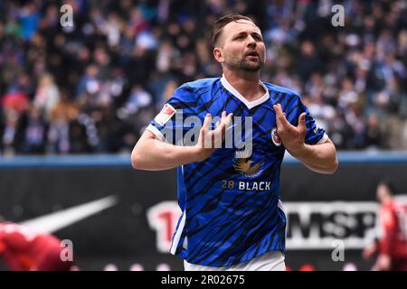 Rostock, Germania. 06th maggio, 2023. Calcio: 2nd Bundesliga, Hansa Rostock - Jahn Regensburg, giorno 31, Ostseestadion. John Verhoek di Rostock festeggia dopo aver segnato il gol 2:0. Credit: Gregor Fischer/dpa - NOTA IMPORTANTE: In conformità ai requisiti della DFL Deutsche Fußball Liga e del DFB Deutscher Fußball-Bund, è vietato utilizzare o utilizzare fotografie scattate nello stadio e/o della partita sotto forma di sequenze di immagini e/o serie di foto simili a video./dpa/Alamy Live News Foto Stock