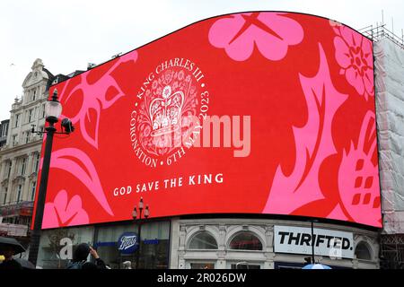 Londra, Regno Unito. 6th maggio, 2023. Messaggio di incoronazione per l'incoronazione di Re Carlo III, a Piccadilly Circus, Londra, dicendo felice e glorioso e Dio Save the King Credit: Paul Brown/Alamy Live News Foto Stock