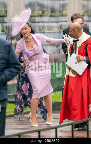 Katy Perry lascia l'Abbazia di Westminster dopo la cerimonia di incoronazione del re Carlo III e della regina Camilla nel centro di Londra. Data immagine: Sabato 6 maggio 2023. Foto Stock