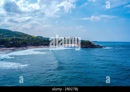 Pantai Klayar o Klayar Beach con rocce e onde forti contro il cielo blu. Sfocatura del movimento. Fotografia di paesaggi. Foto Stock