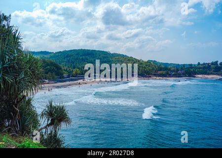 Pantai Klayar o Klayar Beach con rocce e onde forti contro il cielo blu. Sfocatura del movimento. Fotografia di paesaggi. Foto Stock