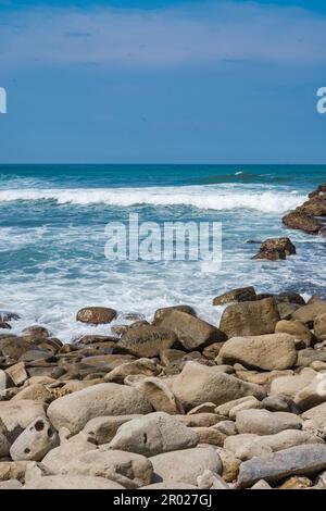 Pantai Klayar o Klayar Beach con rocce e onde forti contro il cielo blu. Sfocatura del movimento. Fotografia di paesaggi. Foto Stock