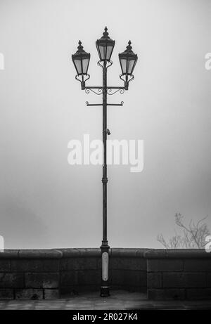 Gaslamps nella nebbia, Bridge of Don, Aberdeen Foto Stock