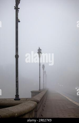 Gaslamps nella nebbia, Bridge of Don, Aberdeen Foto Stock