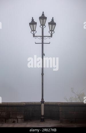 Gaslamps nella nebbia, Bridge of Don, Aberdeen Foto Stock