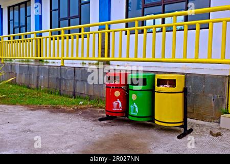 Jakarta Indonesia, 4 maggio 2023, bidoni dei rifiuti con i colori rosso, verde e giallo come segno che ci sono tre tipi di rifiuti, vale a dire rifiuti pericolosi, org Foto Stock