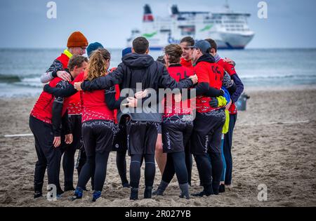 Rostock, Germania. 06th maggio, 2023. Al quinto Campionato tedesco Mixed Beach in Beach frisbee la squadra di Funatics Hannover discute sulla spiaggia del Mar Baltico di Warnemünde. Nelle competizioni, cinque giocatori per squadra cercano di ottenere il frisbee nella zona finale della metà dell'avversario. Un totale di 24 squadre con 200 giocatori provenienti da tutta la Germania giocano per il campionato tedesco. Credit: Jens Büttner/dpa/Alamy Live News Foto Stock