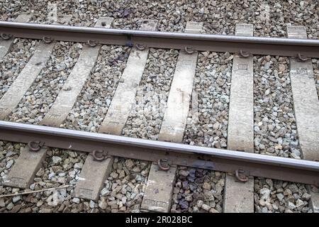 La ferrovia raffigurata alla stazione ferroviaria di Zaventem, sabato 06 maggio 2023. Il giovane che è morto venerdì pomeriggio in una lotta alla stazione di Zaventem non è ancora stato identificato. Vi sono forti sospetti che si tratti di un uomo di 23 anni di Etterbeek, ma ciò sarà confermato solo dopo un'autopsia. La vittima gravemente ferita è un ragazzo di 16 anni di Bruxelles. I primi risultati hanno mostrato che venerdì, intorno alle 4,15, circa dieci persone hanno iniziato a combattere sulla piattaforma della stazione Zaventem. Nell'ambito di questa lotta, tre persone sono finite sulle piste dove hanno continuato la lotta. Sho Foto Stock