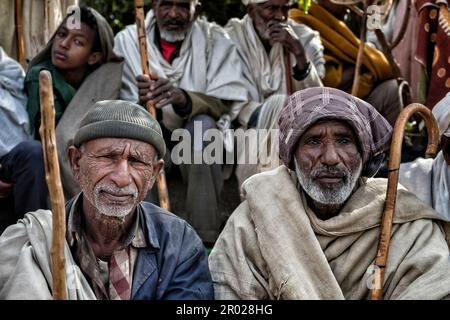 Lalibela, Etiopia - 6 gennaio 2018: I pellegrini riposano dopo giorni a piedi per celebrare la Genna a Lalibela, Etiopia. Foto Stock