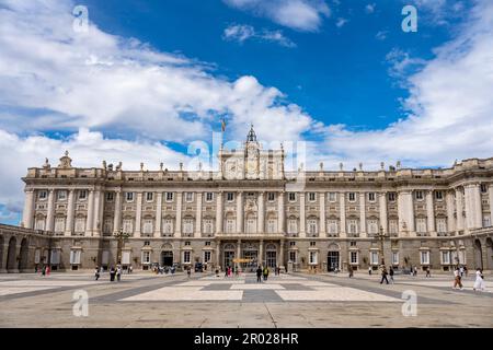 La Plaza de la Armeria (Piazza Armeria) e la facciata sud del Palazzo reale di Madrid sullo sfondo blu del cielo con nuvole bianche in Spagna. MADR Foto Stock