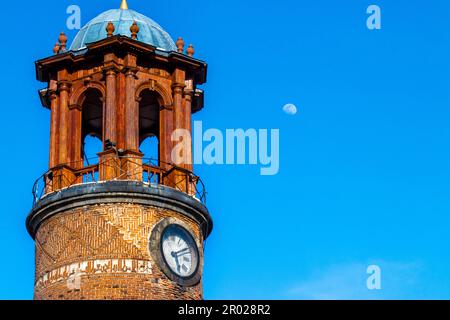 Torre dell'Orologio del Castello di Erzurum con tradizionale architettura piastrellata rossa. Foto Stock