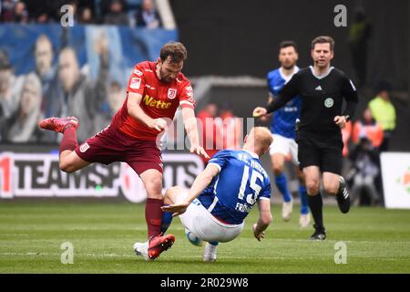 Rostock, Germania. 06th maggio, 2023. Calcio: 2nd Bundesliga, Hansa Rostock - Jahn Regensburg, giorno 31, Ostseestadion. Benedikt Gimber (l) di Regensburg fouls Nils Fröling di Rostock. Credit: Gregor Fischer/dpa - NOTA IMPORTANTE: In conformità ai requisiti della DFL Deutsche Fußball Liga e del DFB Deutscher Fußball-Bund, è vietato utilizzare o utilizzare fotografie scattate nello stadio e/o della partita sotto forma di sequenze di immagini e/o serie di foto simili a video./dpa/Alamy Live News Foto Stock