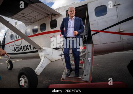 Nairobi, Kenya. 06th maggio, 2023. Il cancelliere tedesco OLAF Scholz (SPD) scende da un aereo charter della Kenya Airways dopo la sua visita in Oserian per cambiare per il volo in partenza per Berlino dopo il viaggio di tre giorni in Africa. Credit: Michael Kappeler/dpa/Alamy Live News Foto Stock