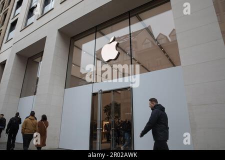 Berlino, Germania. 06th maggio, 2023. Il negozio dell'Apple Store di Rosenthaler Straße a Berlino attrae i clienti che si fermano per esplorare i più recenti prodotti e tecnologie Apple il 6 maggio 2023. (Foto di Michael Kuenne/PRESSCOV/Sipa USA) Credit: Sipa USA/Alamy Live News Foto Stock