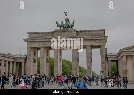 Berlino, Germania. 06th maggio, 2023. Il 6 maggio 2023 è una giornata intensa alla porta di Brandeburgo a Berlino, con i visitatori di tutto il mondo che si riversano in questo simbolo iconico per ammirare la sua grandezza e il suo significato storico. (Foto di Michael Kuenne/PRESSCOV/Sipa USA) Credit: Sipa USA/Alamy Live News Foto Stock