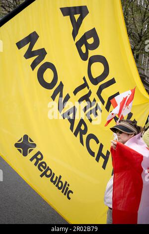 Un royalista canadese si trova di fronte a una bandiera del gruppo anti-monarchico 'Repubblica' protesta a Trafalgar Square il giorno dell'incoronazione del re Carlo III, il 6th maggio 2023, a Londra, Inghilterra. Secondo la polizia incontrata, sono stati detenuti sul sospetto di violazione della pace, cospirazione per causare fastidio pubblico, e in possesso di articoli per causare danni criminali. Foto Stock
