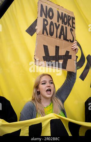 I membri del gruppo anti-monarchico 'Repubblica' protestano a Trafalgar Square il giorno dell'incoronazione di Re Carlo III, il 6th maggio 2023, a Londra, Inghilterra. Secondo la polizia incontrata, sono stati detenuti sul sospetto di violazione della pace, cospirazione per causare fastidio pubblico, e in possesso di articoli per causare danni criminali. Foto Stock
