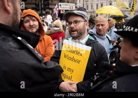 Un membro del gruppo anti-monarchico 'Republica' ha incontrato agenti di polizia a Trafalgar Square il giorno dell'incoronazione di re Carlo III, il 6th maggio 2023, a Londra, Inghilterra. Secondo la polizia incontrata, sono stati detenuti sul sospetto di violazione della pace, cospirazione per causare fastidio pubblico, e in possesso di articoli per causare danni criminali. Foto Stock